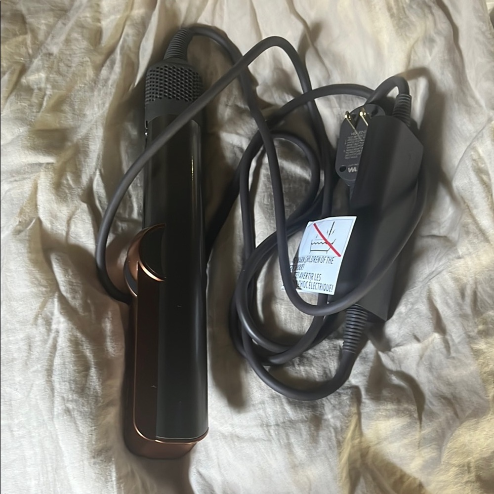LIGHTLY USED DYSON AIRSTRAIT